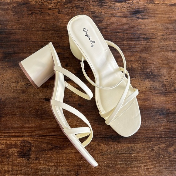 QUPID Brand Women's White Strappy Slip on Sandals Size 10 - Picture 2 of 10